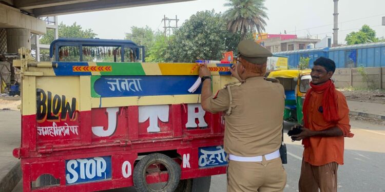 *सड़क दुर्घटनाओं को रोकने हेतु यातायात पुलिस कन्नौज द्वारा मक्का ढोने वाली ट्रैक्टर ट्रालियों पर लगाए रिफ्लेक्टर टेप।*