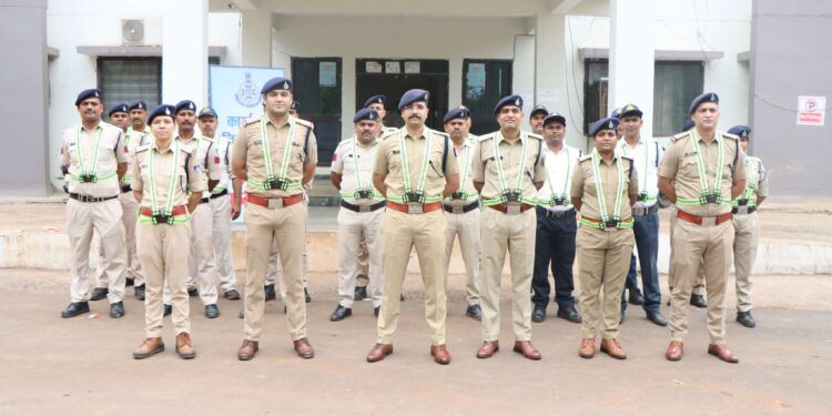 पुलिस अधीक्षक कटनी अभिनय विश्वकर्मा ने कटनी जिले के थानों में पदस्थ पुलिस कर्मियों को 250 नग रिफ्लेक्टर बेल्ट प्रदान किये*