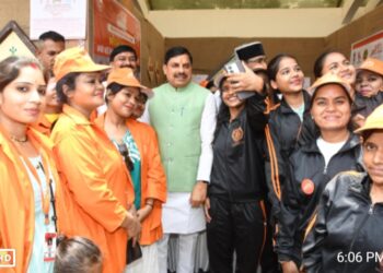 *आत्मनिर्भरता और आत्म गौरव का प्रभावी माध्यम ग्रामीण पर्यटन : मुख्यमंत्री डॉ. यादव*  *होम-स्टे बन रहा है “अतिथि देवो भव:” के भाव को चरितार्थ करने का माध्यम*  *प्रदेश में पर्यटकों के लिए आरंभ होगी हेलीकॉप्टर सेवा*  *मुख्यमंत्री डॉ. यादव ने 241 होम-स्टे का किया वर्चुअल लोकार्पण*