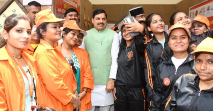 *आत्मनिर्भरता और आत्म गौरव का प्रभावी माध्यम ग्रामीण पर्यटन : मुख्यमंत्री डॉ. यादव* *होम-स्टे बन रहा है “अतिथि देवो भव:” के भाव को चरितार्थ करने का माध्यम* *प्रदेश में पर्यटकों के लिए आरंभ होगी हेलीकॉप्टर सेवा* *मुख्यमंत्री डॉ. यादव ने 241 होम-स्टे का किया वर्चुअल लोकार्पण*