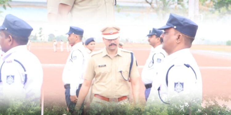 *पुलिस लाइन कटनी में जनरल परेड का आयोजन, पुलिस अधीक्षक श्री अभिनय विश्वकर्मा ने किया परेड का निरीक्षण*