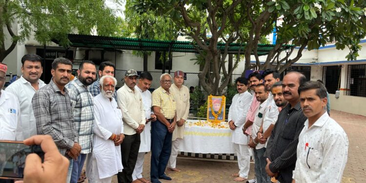 पूर्व एमएलए स्वर्गीय मनोहर सिंह जी जादौन की पुण्यतिथि पर फल वितरण..!
