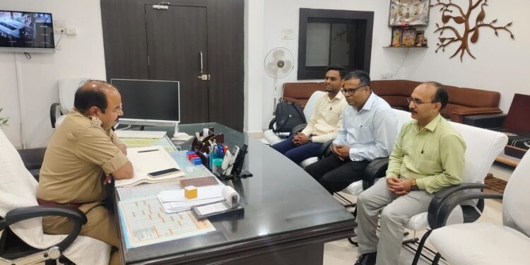 नेशनल इंश्योरेंस कंपनी के डिप्टी जनरल मैनेजर ओर क्षेत्रीय प्रबंधक शाजापुर में एसपी से मिले…?