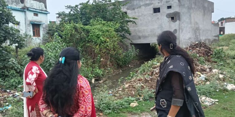 नाले के ऊपर मकान निर्माण के गंभीर मामले को देख एसडीएम हुई अचंभित !जांच दल किया गठित,मचा हड़कंप…!