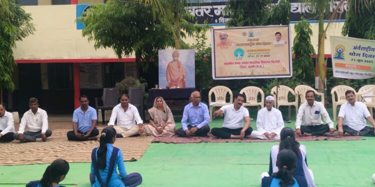 सिलौंडी कन्या हाई स्कूल में सुबह से हुआ योगा