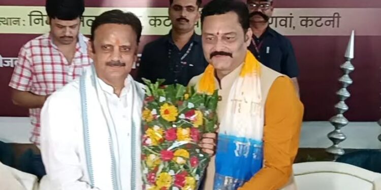 *निर्मल सत्य गार्डन पहुँचे मध्यप्रदेश उपमुख्यमंत्री राजेंद्र शुक्रला, पं संजय सतेन्द्र पाठक ने पुष्प गुच्छ भेट कर किया स्वागत*
