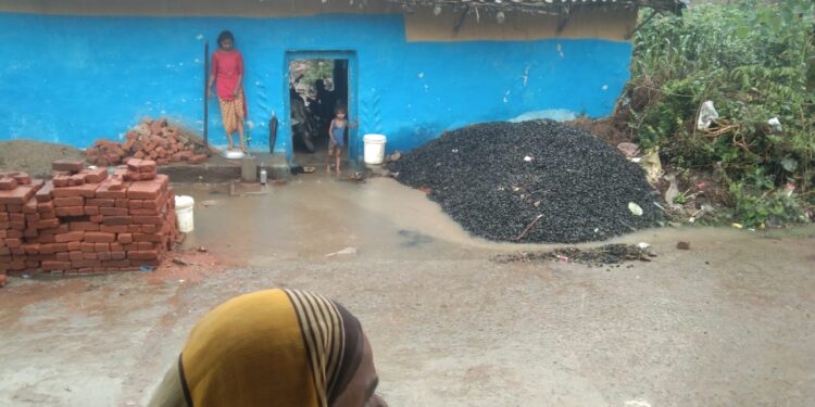*पिपरा गांव की रोड बन गई तलैया जवाबदार लोग कुंभकर्णी निंद्रा में मस्त