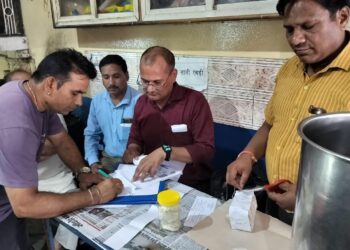राजस्व एवं खाद्य विभाग के दल द्वारा खाद्य प्रतिष्ठानों की जाँच