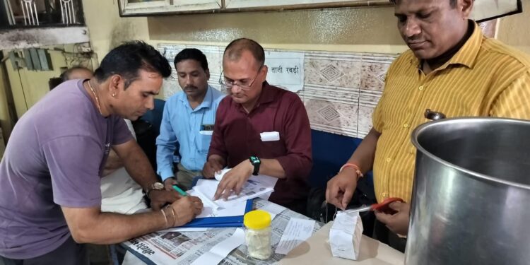 राजस्व एवं खाद्य विभाग के दल द्वारा खाद्य प्रतिष्ठानों की जाँच