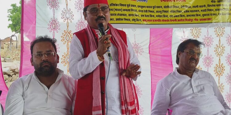 शिकारगंज क्षेत्र -गुरुवार को ग्राम सभा हीनौती दक्षिणी के मुबारकपुर गांव में पिछड़ी अनुसूचित जाति जागृत मंच , मिलन समारोह व‌ पिडीए के कार्यक्रम मे मुख्य अतिथि सपा सुल्तानपुर सांसद राम भुआल निषाद , सोनभद्र