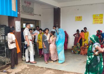 मजदूरों से भरा पिकअप पलटा,13 को आई चोटें  उड़द की कटाई करने जा रहे थे मजदूर,उमरियापान थाना के नेगवां के पास हुई घटना