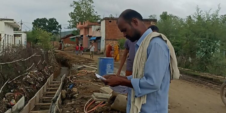 नाली निर्माण कार्य में अनिमताएं ,कार्यस्थल में मेट को नही दिया गया मास्टर रोल,,,