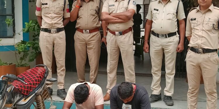 देवास जिले के सतवास से बड़ी खबर 5 पेंटी अवेध देशी शराब दो आरोपी गिरफ्तार