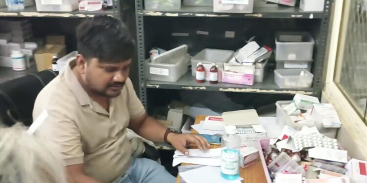 एक डॉक्टर बेचारा क्या करें,, ओपीडी संभाले या दावा वितरण करे,,,,,