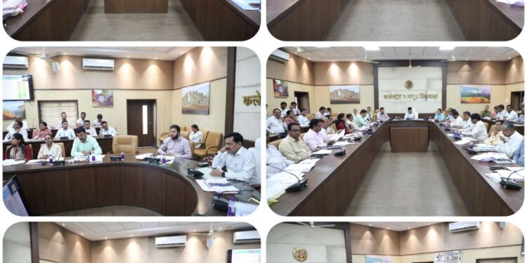 *कलेक्टर श्री सिंह ने ली समय सीमा प्रकरणों की समीक्षा बैठक* *सीएम हेल्पलाइन शिकायतों को गंभीरता से लेने की हिदायत दी* *सभी विभागों को ‘ ए ‘ ग्रेड में रहने के निर्देश दिए* *हेडक्वार्टर में रहें पी.एच. ई के सभी सहायक एवं उपयंत्री – कलेक्टर श्री सिंह*