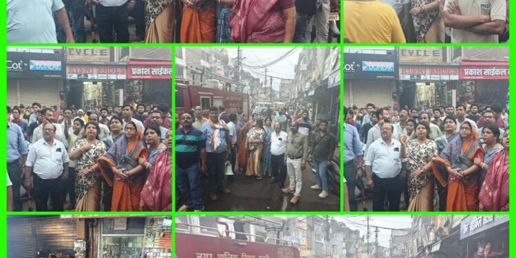 *स्टेशन रोड स्थित गीता एजेंसी अगरबत्ती, मोमबत्ती दुकान मे लगी आग को बुझाने के प्रयास जारी* *महापौर श्रीमती सूरी पार्षद साथियों के साथ मौके पर उपस्थित रहकर दे रही आवश्यक निर्देश*