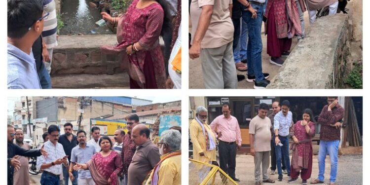 *घंटाघर से जगन्नाथ चौक मार्ग पर जलभराव की समस्या के निराकरण हेतु करें हर संभव प्रयास – महापौर श्रीमती सूरी* *महापौर एवं प्रभारी आयुक्त ने राष्ट्रीय स्कूल नाले से सुगम जल निकासी हेतु जालपा वार्ड एवं महात्मा गांधी वार्ड के विभिन्न स्थलों का लिया जायजा*
