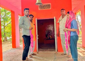 प्रेमी युगल की अनोखी शादी… खेत में बात करते पकड़े प्रेमी-प्रेमिका, गांव वालों ने मंदिर में दोनों की मंदिर में शादी कराई गई !!