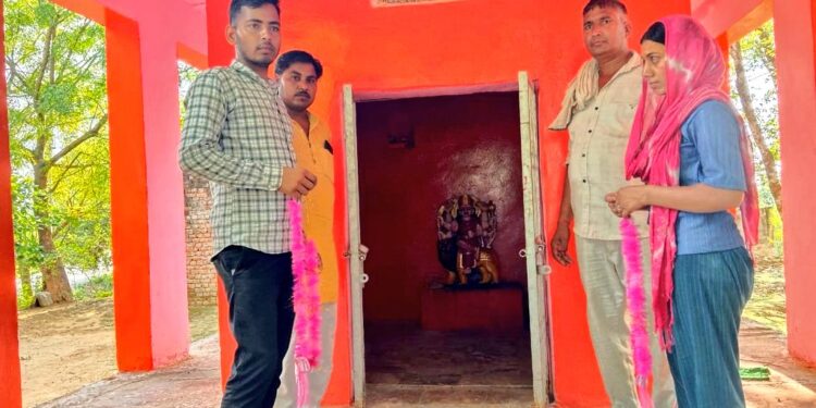 प्रेमी युगल की अनोखी शादी… खेत में बात करते पकड़े प्रेमी-प्रेमिका, गांव वालों ने मंदिर में दोनों की मंदिर में शादी कराई गई !!