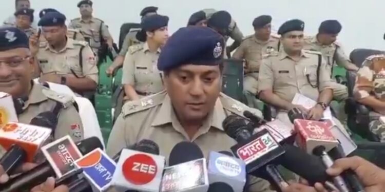 उत्तराखंड को शर्मसार कर देने वाली वारदात –  महिला और उसका बॉयफ्रेंड सुमित पटवाल गिरफ्तार। महिला नेत्री की 13 वर्षीय बेटी का आरोप है कि मां ने सुमित सहित कई लोगों से उसका रेप करवाया