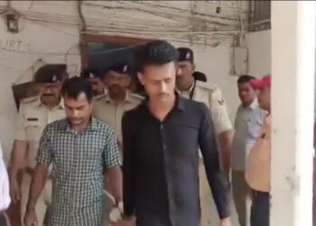 जिले की एक अदालत ने नाबालिग बच्ची से दुष्कर्म और उसकी हत्या करने के मामले में दो आरोपितों ओम प्रकाश झा और सुशील राय को फांसी की सजा सुनाई।