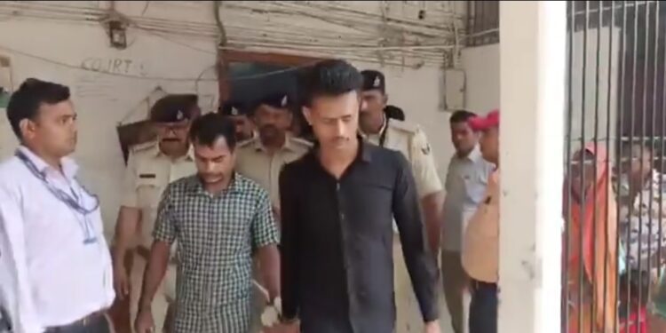 जिले की एक अदालत ने नाबालिग बच्ची से दुष्कर्म और उसकी हत्या करने के मामले में दो आरोपितों ओम प्रकाश झा और सुशील राय को फांसी की सजा सुनाई।