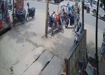 अस्पताल के पास खड़ी बाइक में स्टार्ट करते समय आग लग गई, आग की चपेट में पास में खड़ी स्कूटी भी आ गई देखे VIDEO
