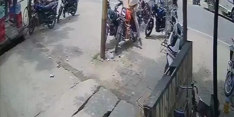 अस्पताल के पास खड़ी बाइक में स्टार्ट करते समय आग लग गई, आग की चपेट में पास में खड़ी स्कूटी भी आ गई देखे VIDEO