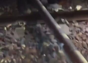 ट्रैक पर रखा था 10 फीट लंबा पाइप, बिछाए गए थे पत्थर… पायलट की सूझबूझ से टला रेल हादसा, देखिए VIDEO