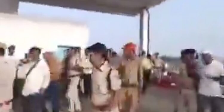 जान बचाकर भागे कलेक्टर-एसपी, मॉक ड्रिल बनी असली आपदा, ‘ऑपरेशन शील्ड’ के दौरान मधुमक्खी ने किया हमला देखिए VIDEO