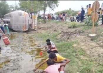 रिफाइंड से भरा टैंकर पलट गया, लोग कीचड़ से भी रिफाइंड छान–छानकर भरकर ले गए !!
