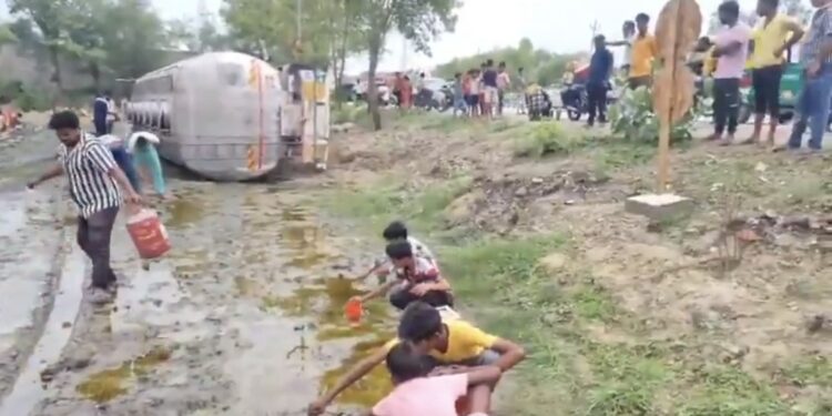 रिफाइंड से भरा टैंकर पलट गया, लोग कीचड़ से भी रिफाइंड छान–छानकर भरकर ले गए !!
