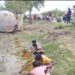 रिफाइंड से भरा टैंकर पलट गया, लोग कीचड़ से भी रिफाइंड छान–छानकर भरकर ले गए !!