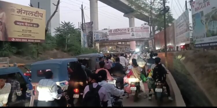*मिक्चर मशीन वाहन का तांडव, मिशन चौक सागर पुलिया के नीचे लगी लंबी कतार*