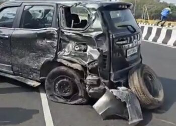 चालान कर रहे दो पुलिसकर्मियों को टक्कर मार दी !!  जिससे एक पुलिसकर्मी पुल से नीचे गिर गया। दोनों गंभीर रूप से घायल हैं देखिए VIDEO