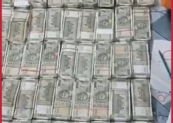 अफसर के आवास से करीब 50 लाख रुपये नकद बरामद VIDEO