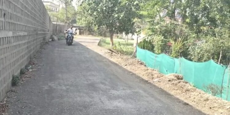 *कॉलोनाइजर ने आदिवासी संग्रहालय की बाउंड्री बाल को तोड़कर बना दी कालोनी में जाने के लिए पक्की सड़क…* *आदिवासी संग्रहालय की जमीन पर कॉलोनाइजर का कब्जा…..*