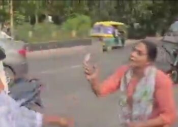 -पत्नी का हाईवोल्टेज ड्रामा पत्नी ने चप्पलों से पति को पीटा दूसरी पत्नी साथ रखने को लेकर हुआ विवाद