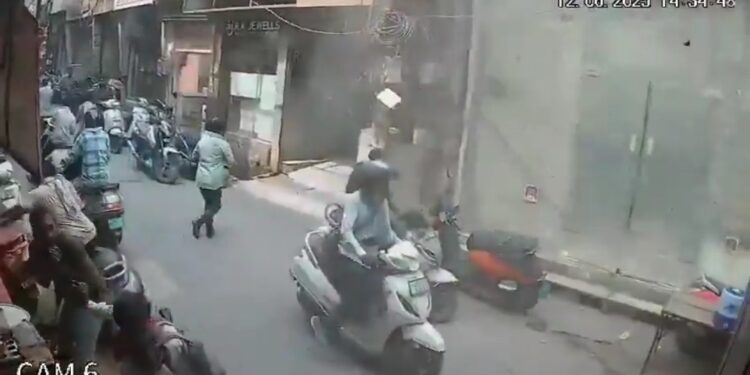चांदी फैक्ट्री में आज दोपहर अचानक भीषण विस्फोट हो गया। तीन भट्टियां फट गईं। इसमें 2 लोगों की जिंदा जलकर मौत हो गई, कई घायल हैं। CCTV
