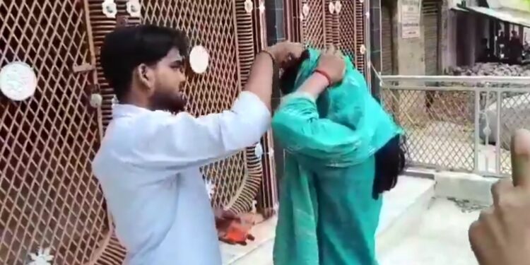 पति अरविंद ने पत्नी रीता की शादी उसके बॉयफ्रेंड यशवंत से करवा दी। शादी से पहले से दोनों रिलेशन में थे। पति को ये बात पता चल गई। काफी कहने के बावजूद जब पत्नी नहीं मानी तो मंदिर में ले जाकर पति ने बॉयफ्रेंड से उसकी मांग भरवा दी।