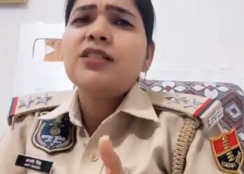 राजस्थान पुलिस की सब इंस्पेक्टर आरती सिंह सुनिए और निजात पाइए  अमिताभ बच्चन की आवाज