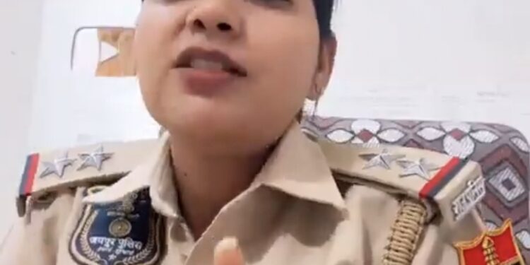 राजस्थान पुलिस की सब इंस्पेक्टर आरती सिंह सुनिए और निजात पाइए  अमिताभ बच्चन की आवाज