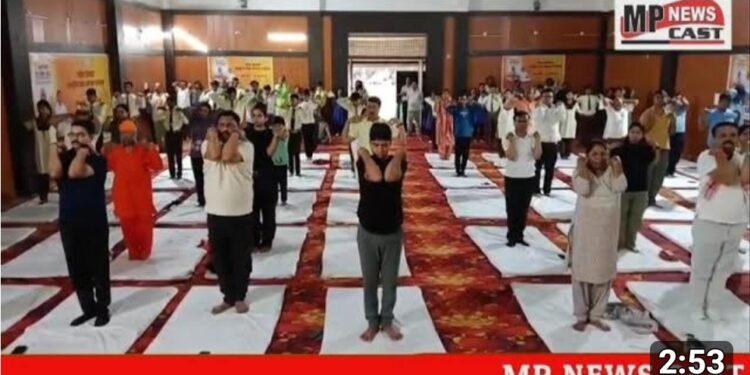 *21 जून अंतर्राष्ट्रीय योग दिवस पर जिले भर में हुए सामूहिक योग के कार्यक्रम*   *सांसद श्रीमती सुमित्रा बाल्मीक, विधायक श्री जायसवाल और कलेक्टर श्री यादव व एसपी सहित अधिकारियों और कर्मचारियों ने किया उत्साह पूर्वक योगाभ्यास*  *परिसर में एक पेड़ मां के नाम किया गया पौधारोपण*