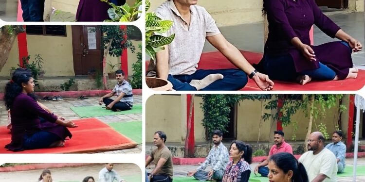 अंतरराष्ट्रीय योग दिवस पर –  शांडिल्य ऋषि की तपोभूमि सांडिया में सामूहिक योग  प्राचार्य विनयमोहन शर्मा के नेतृत्‍व में विद्यार्थियों ने किया योग