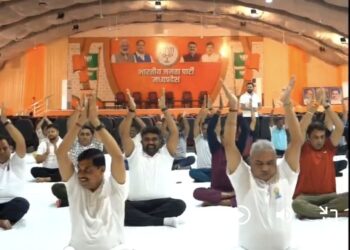 स्वास्थ्य, सफलता एवं समरसता का आधार है योग..  11वें अंतरराष्ट्रीय योग दिवस के अवसर पर आज प्रदेश भाजपा कार्यालय, भोपाल में योगाभ्यास कार्यक्रम में सहभागिता कर विचार साझा किए।