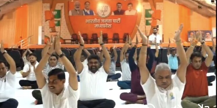 स्वास्थ्य, सफलता एवं समरसता का आधार है योग..  11वें अंतरराष्ट्रीय योग दिवस के अवसर पर आज प्रदेश भाजपा कार्यालय, भोपाल में योगाभ्यास कार्यक्रम में सहभागिता कर विचार साझा किए।