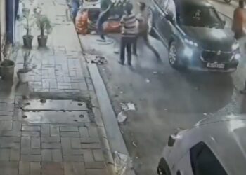 कुछ गुंडों ने सरेआम बेकरी मालिक पर चापड़ से हमला बोला और कार लूटकर ले गए।