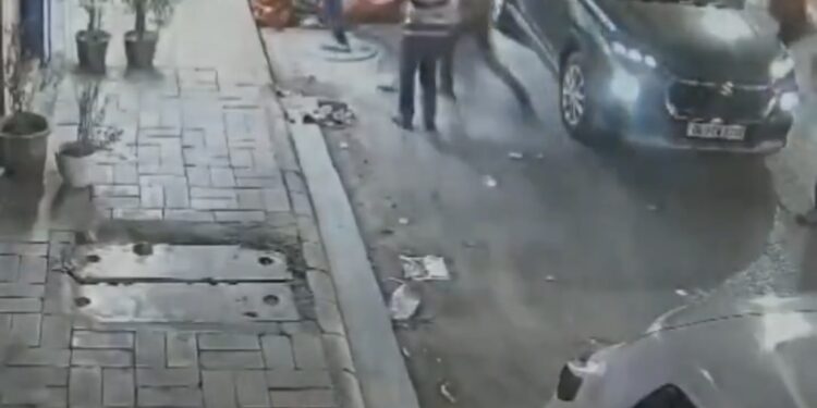 कुछ गुंडों ने सरेआम बेकरी मालिक पर चापड़ से हमला बोला और कार लूटकर ले गए।
