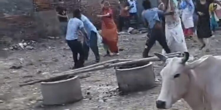 बच्चों के विवाद में दो पक्षों में खूनी संघर्ष, 10 घायल, वीडियो वायरल