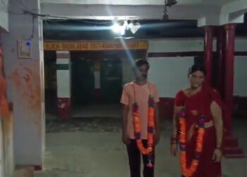 पत्नी से मिलने आया था प्रेमी…पति ने पकड़कर मंदिर में करवाई शादी !!